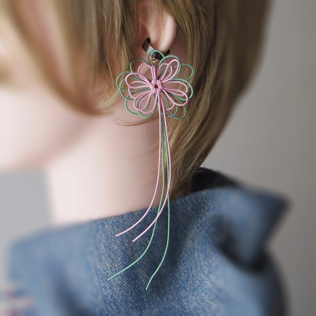 かたっぽイヤーカフ「ふみつれて」（淡ピンク×淡緑）