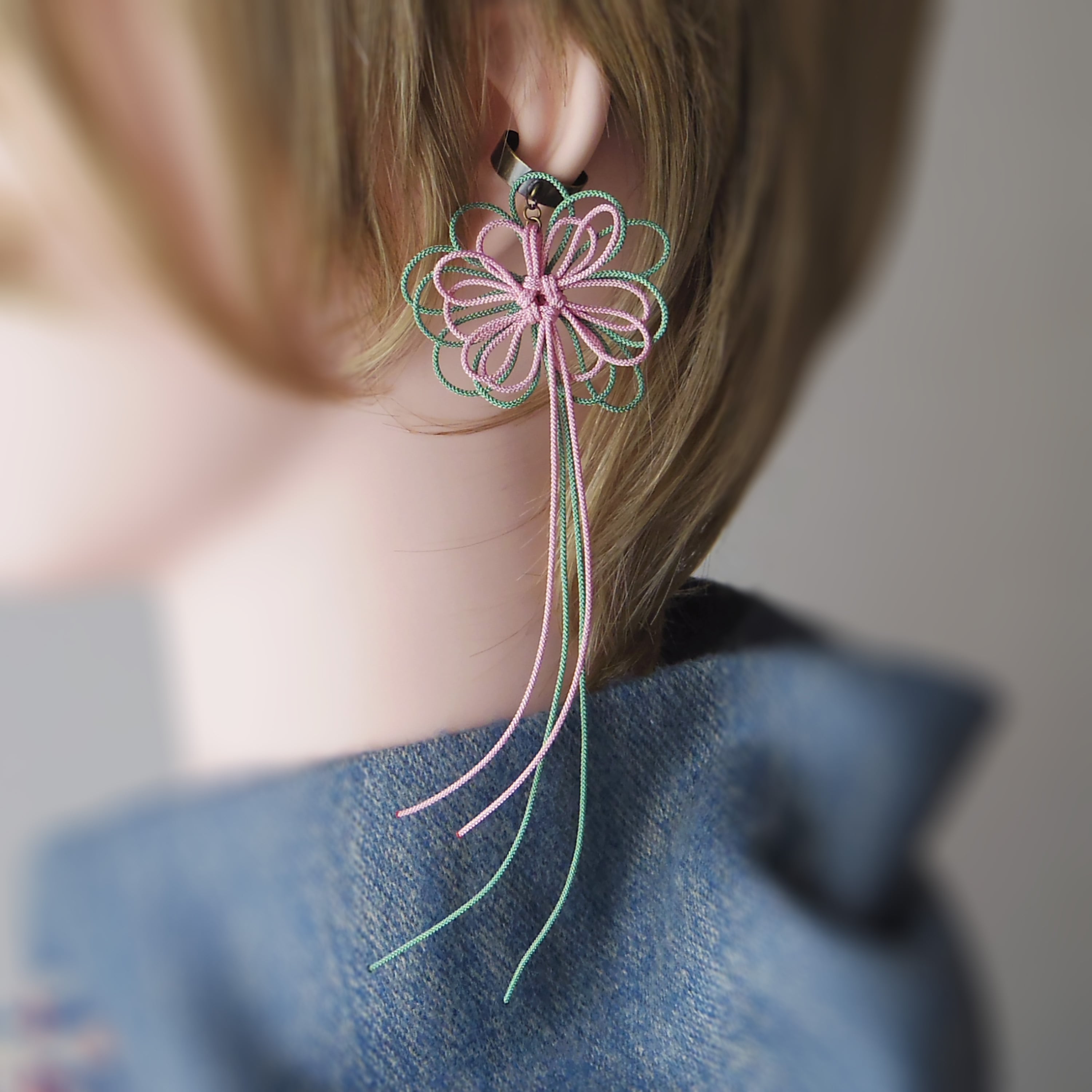 かたっぽイヤーカフ「ふみつれて」(淡ピンク×淡緑)