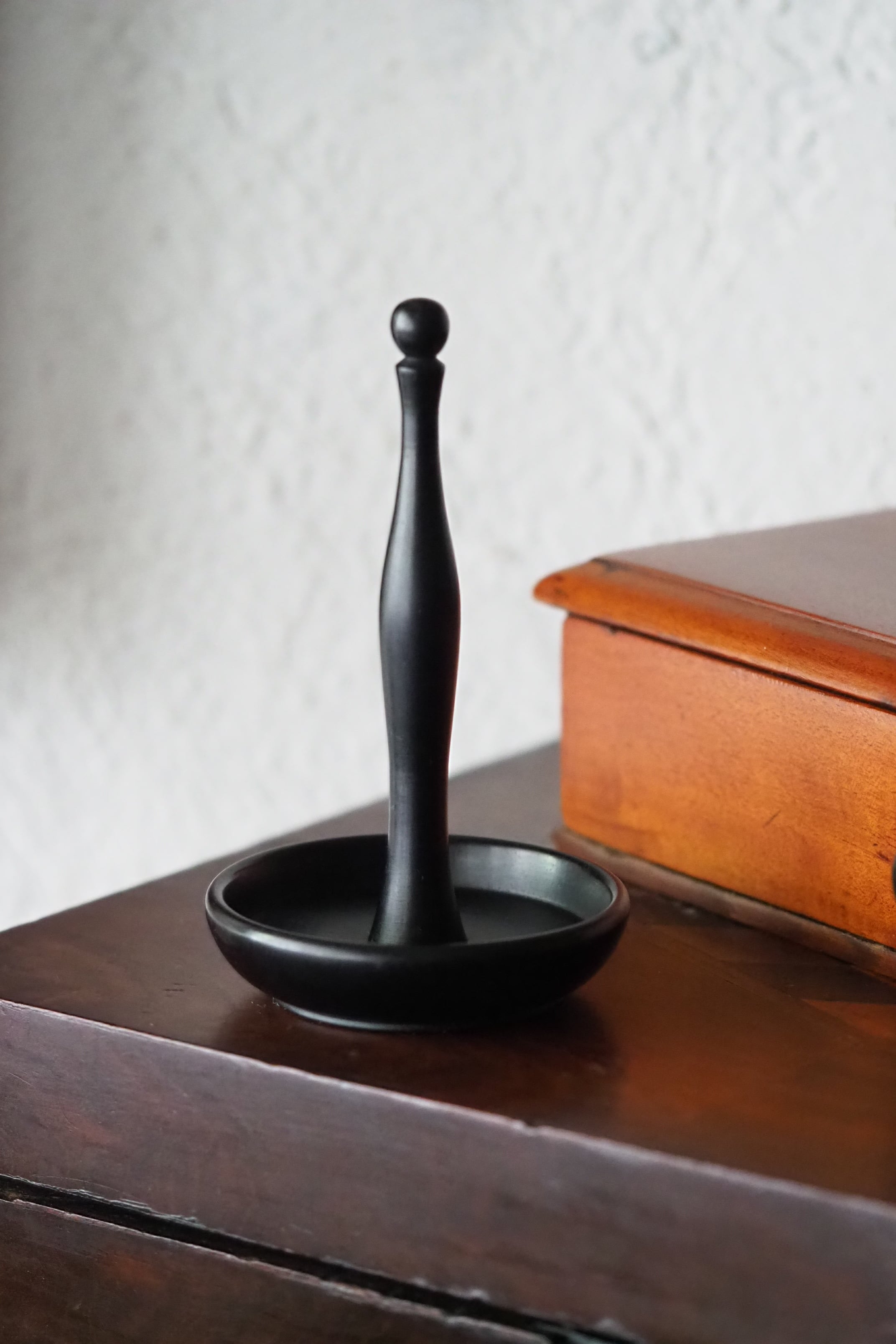 アンティーク フランス　ディスプレイ台　リングホルダー　フィギュリン　ドイリー 黒/トレイ付きリングスタンド-antique ring holder | アンティーク