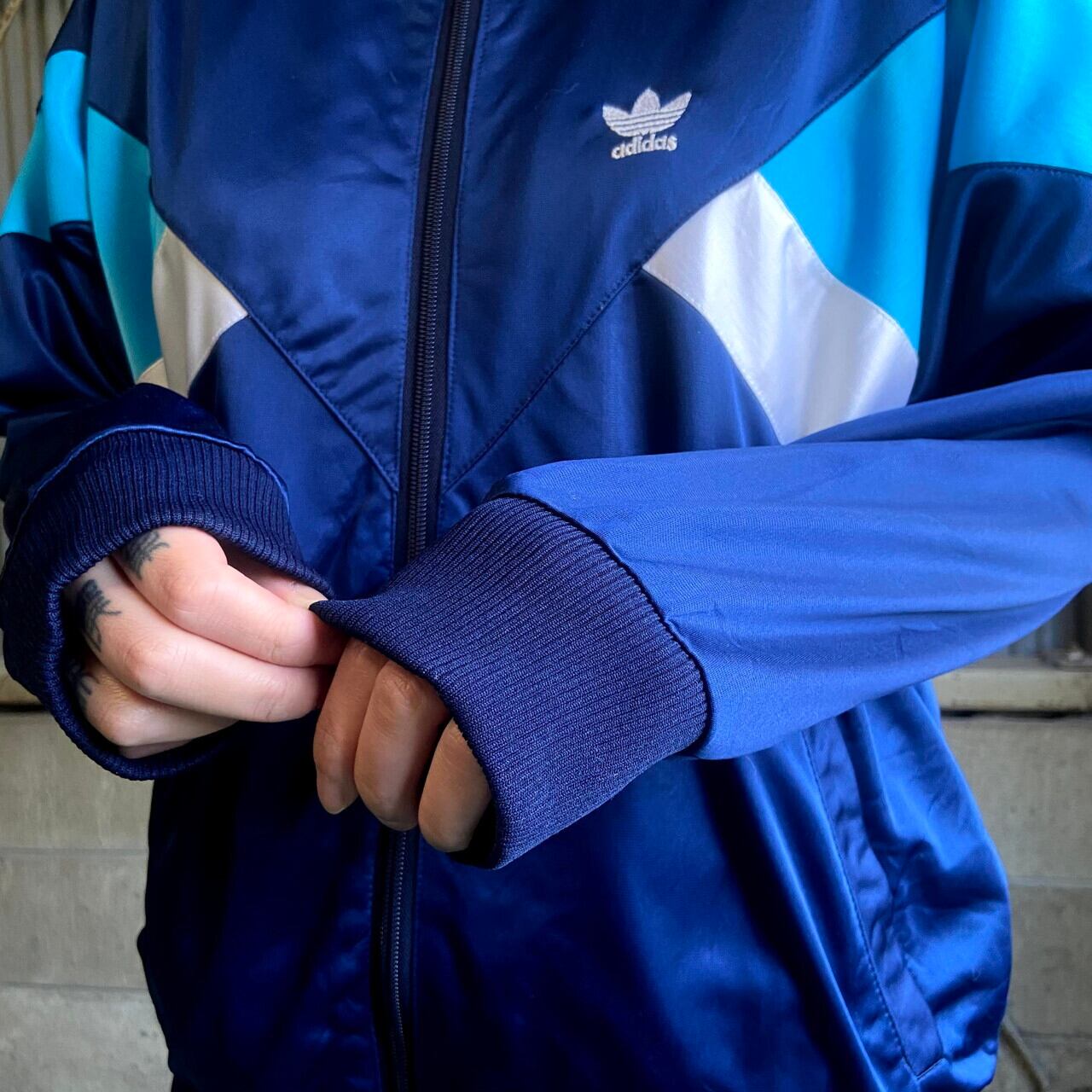 70〜80年代 スペイン製 adidas アディダス ハイネック トラックジャケット メンズL相当 古着 ジャージ トレフォイルロゴ  フロッキープリント 70s 80s ヴィンテージ ビンテージ ネイビー ライトブルー 紺色 水色  【ジャージ・トラックジャケット】【VTG】【ALL15】 | 