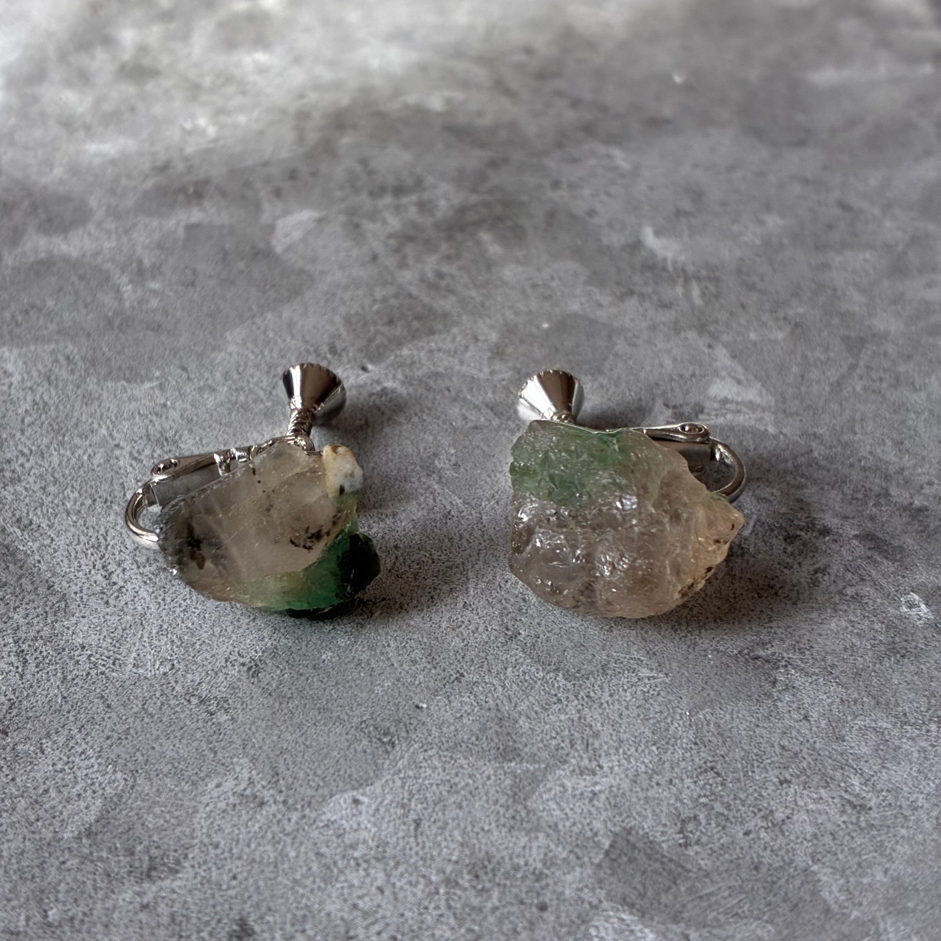 エメラルド 鉱物イヤリング 一点もの 原石 天然石 ハンドメイド