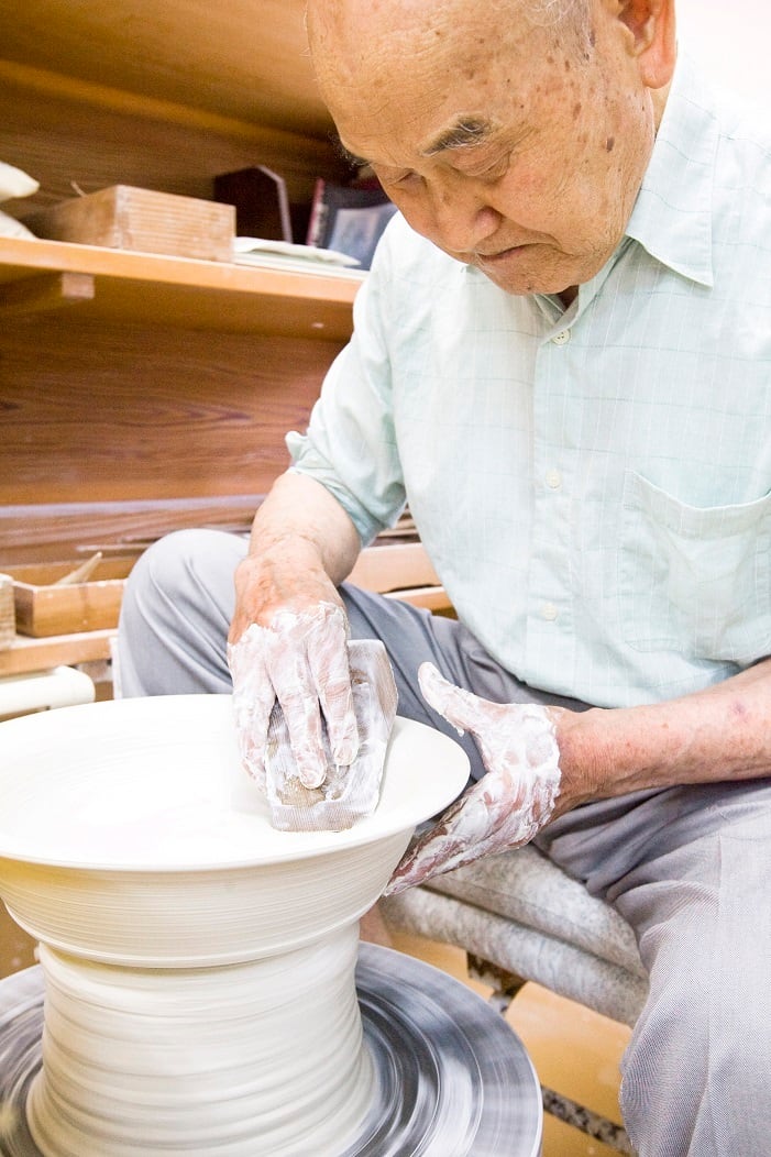 井上萬二作】白磁葡萄彫文ワインカップ | 井上萬二窯 INOUE MANJI KILN