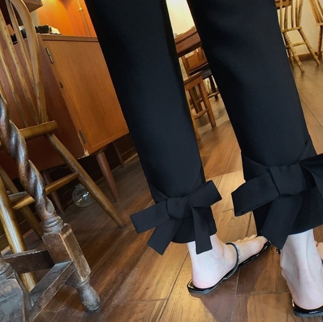 バックリボン ストレートパンツ レディース 裾リボン サイドファスナー ウエストタック アンクル丈 9分丈 クロップドパンツ 美脚 細見え 高見え きれいめ 上品 清楚 オフィス カジュアル ブラック ブラックパンツ 体型カバー 着痩せ 韓国ファッション 大人可愛い 20代 30代 40代 CO5435