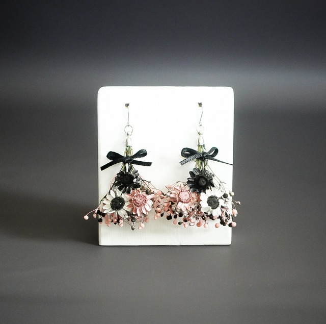 black×pinkの花束の耳飾り