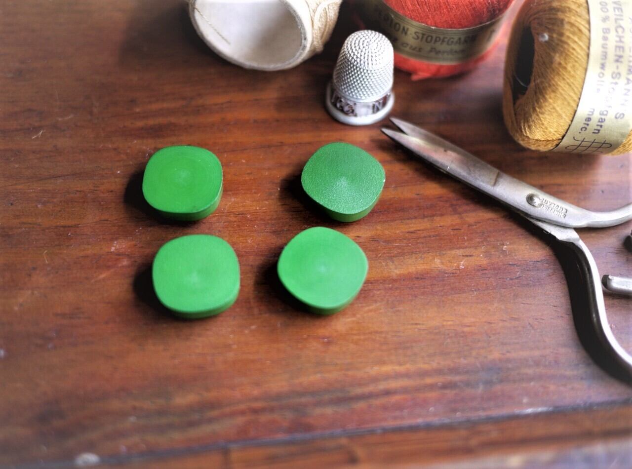 マットな緑色 ヴィンテージ プラスチックボタン 4PCS