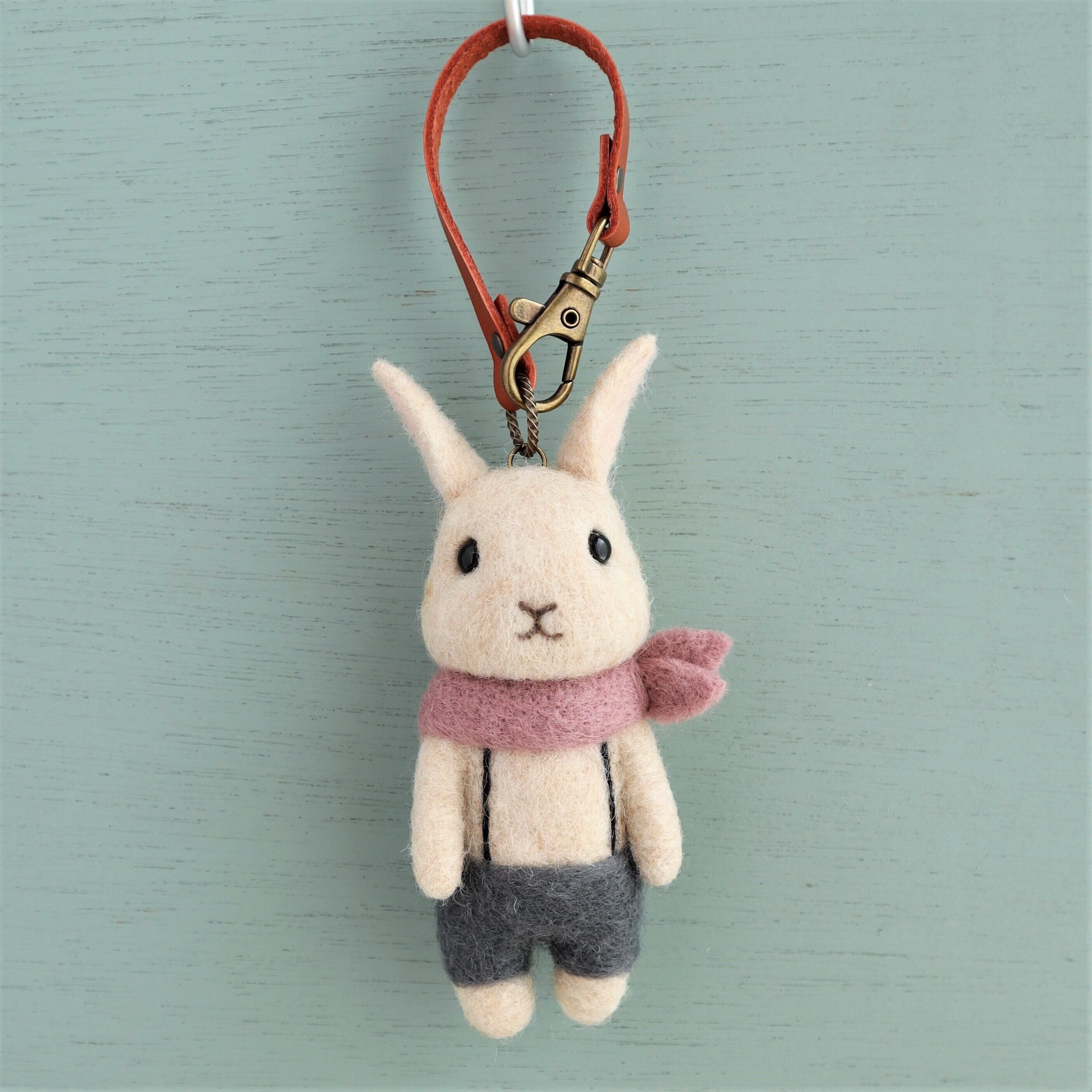 羊毛フェルトバッグチャーム ウサギ アイボリー（つりズボン