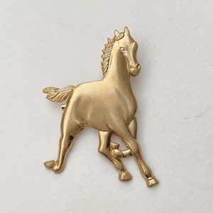 Brass charm brooch - L Horse O-07