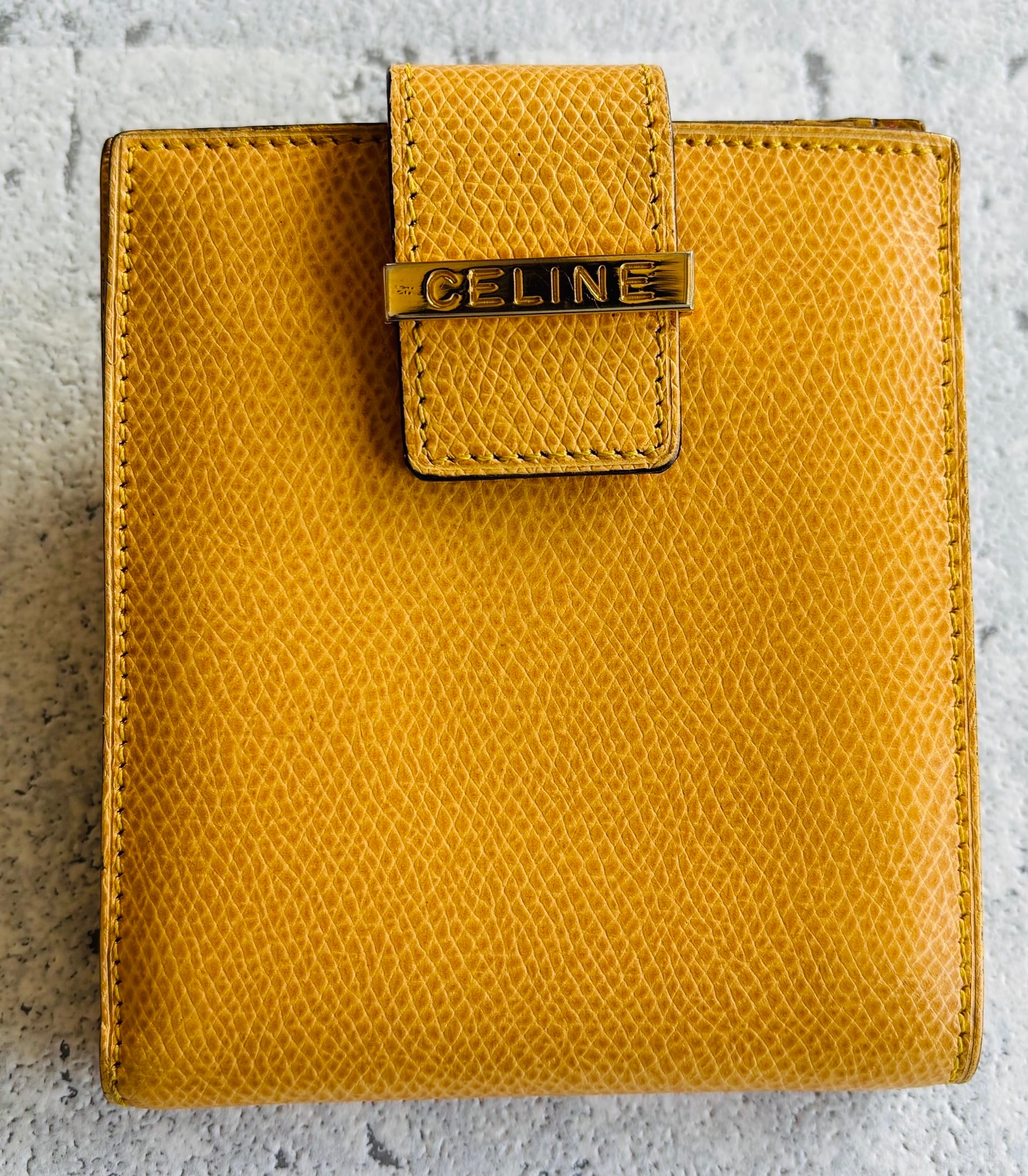 CELINE スクエアフラッププレート 折財布 イエロー