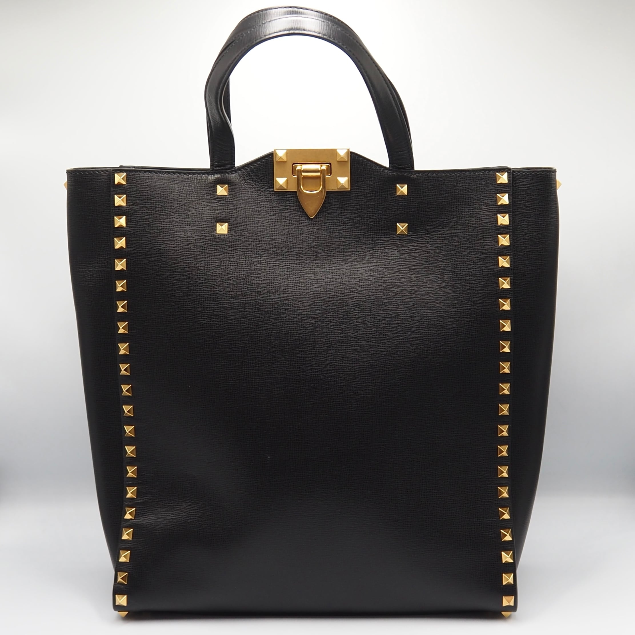 2/23掲載 VALENTINO ガラヴァーニ ロックスタッズ ハンドバッグ レザー ブラック ヴァレンティノ