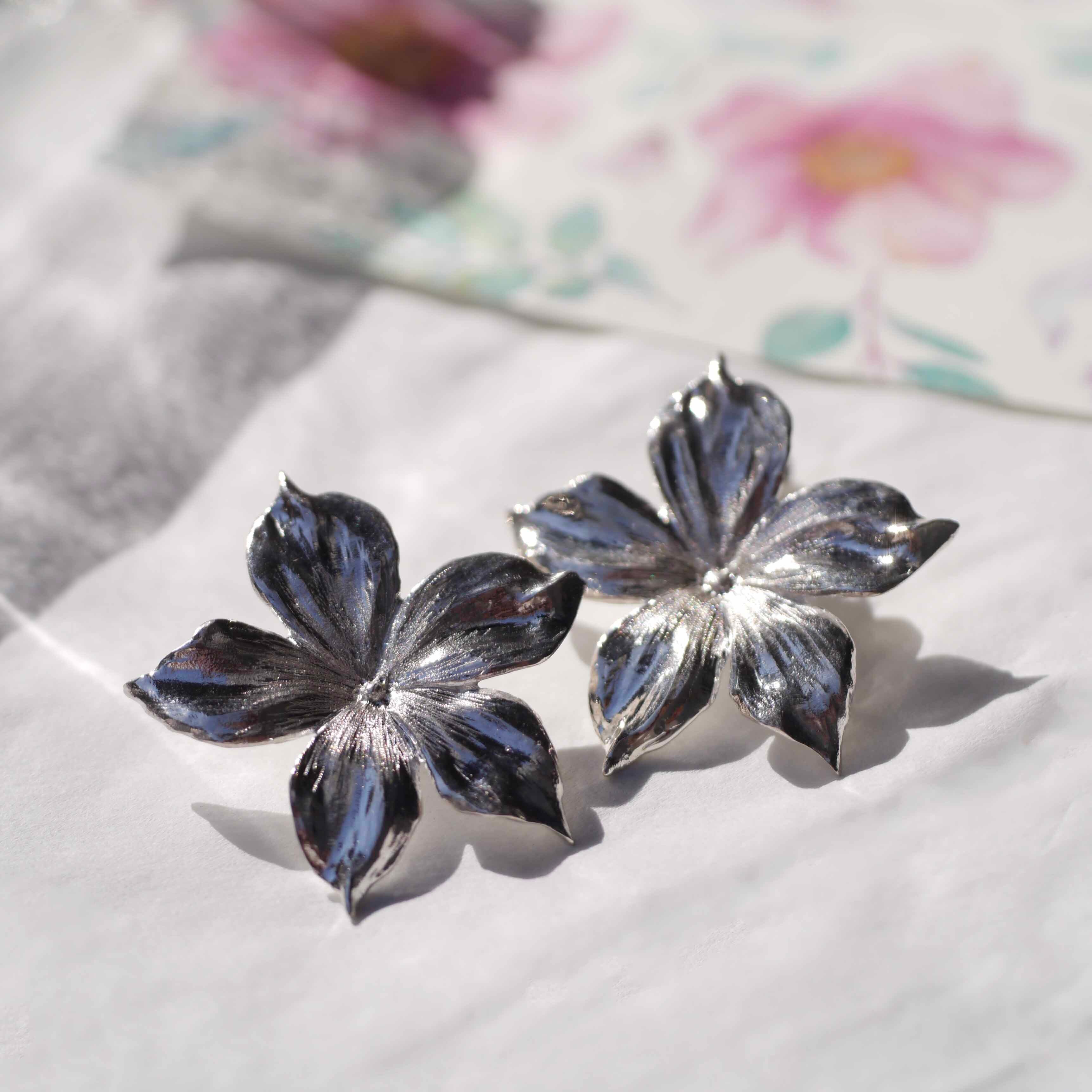 マダガスカルジャスミンピアス | Ai Kaminaga - New Native Jewelry -