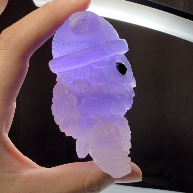 3.帽子をかぶった色合い美しいフローライト・フクロウ