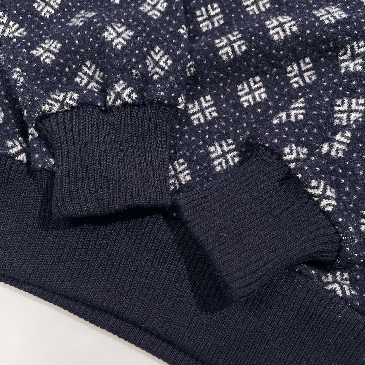 希少 レア FILA フィラ 80s 90s ヴィンテージ 総柄 ニット セーター 46 /ネイビー系 イタリア製 ウール100% レトロ スポーツ/男女でも