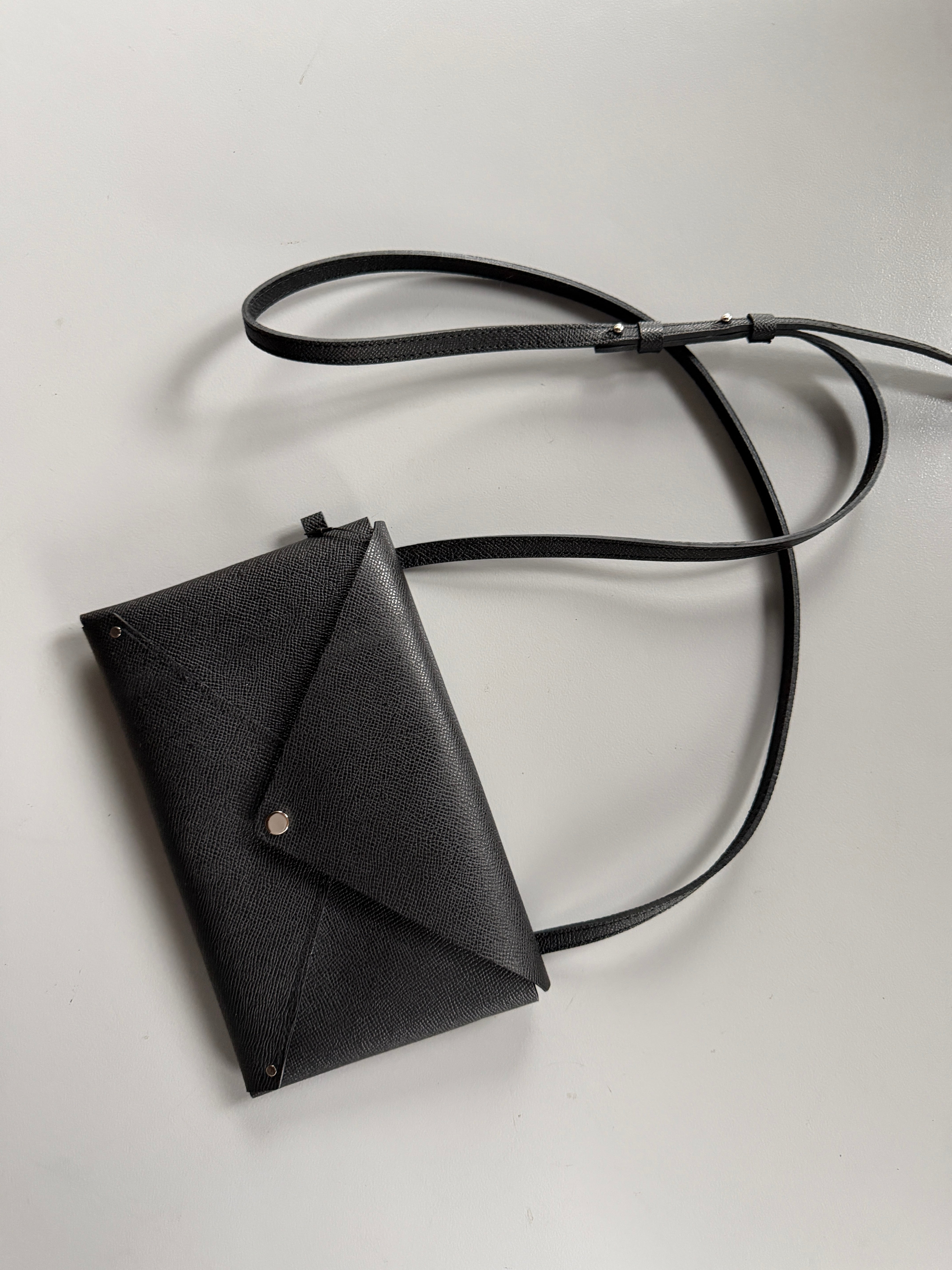 a アー Letter Pochette レターポシェット ¥26,400 a : アー｜レターポシェット｜ブラック | 岡の oka no