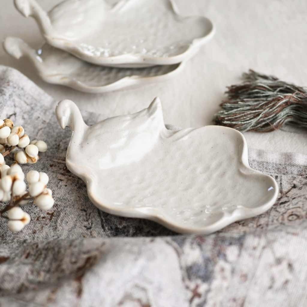 スワンの飾りプレート ブラン｜白 ホワイト 陶器 瀬戸焼 レトロ