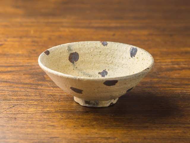 4寸飯茶碗 白地に茶ドット柄（小鉢・盃）／西川真衣