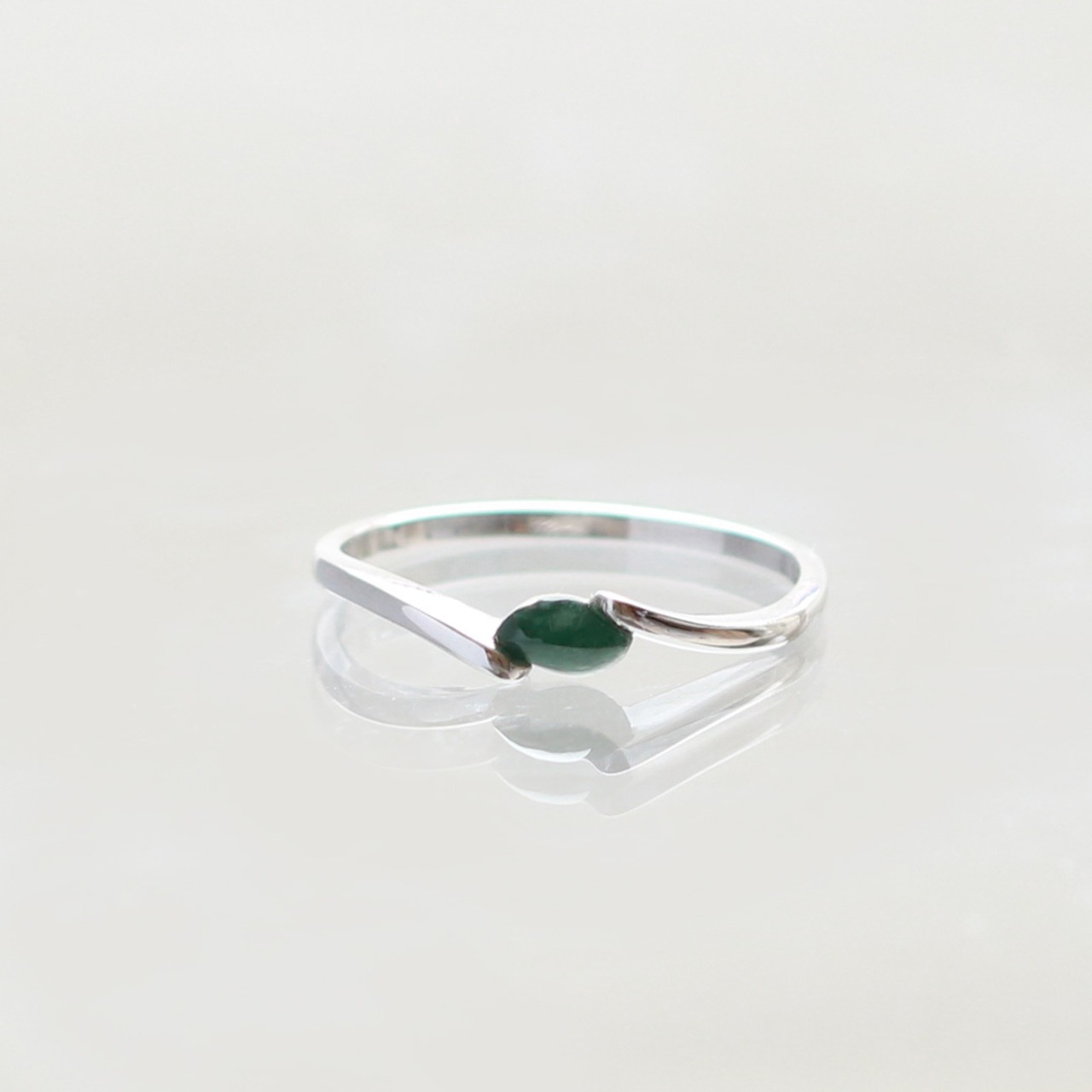 スタイリッシュなストームライン！ K18WG streamline green A貨翡翠 jd_rg1930