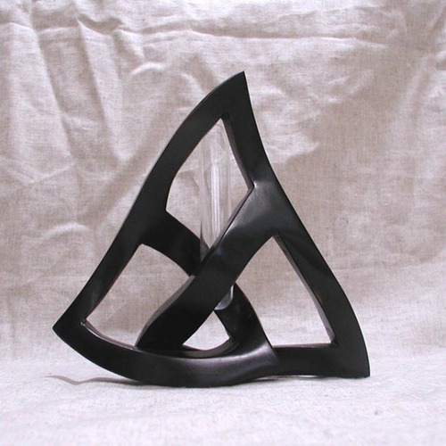 一刀彫の三角オブジェ（交わりの一輪挿し）