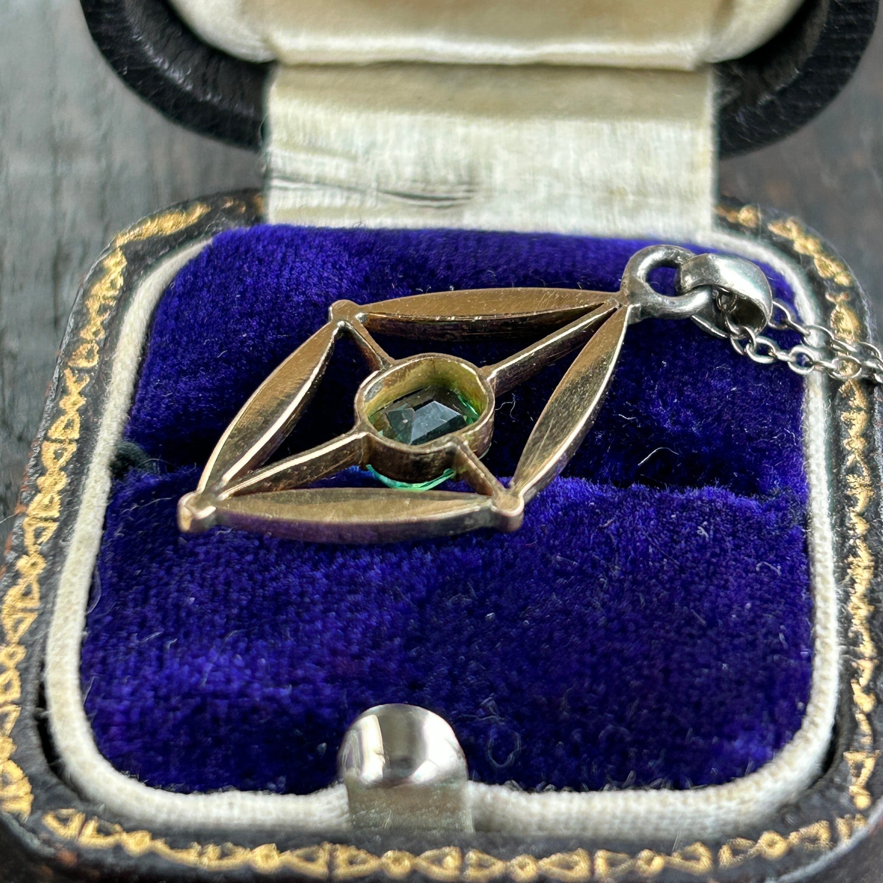 アンティーク　18金　短鎖飾りを使ったペンダントtop