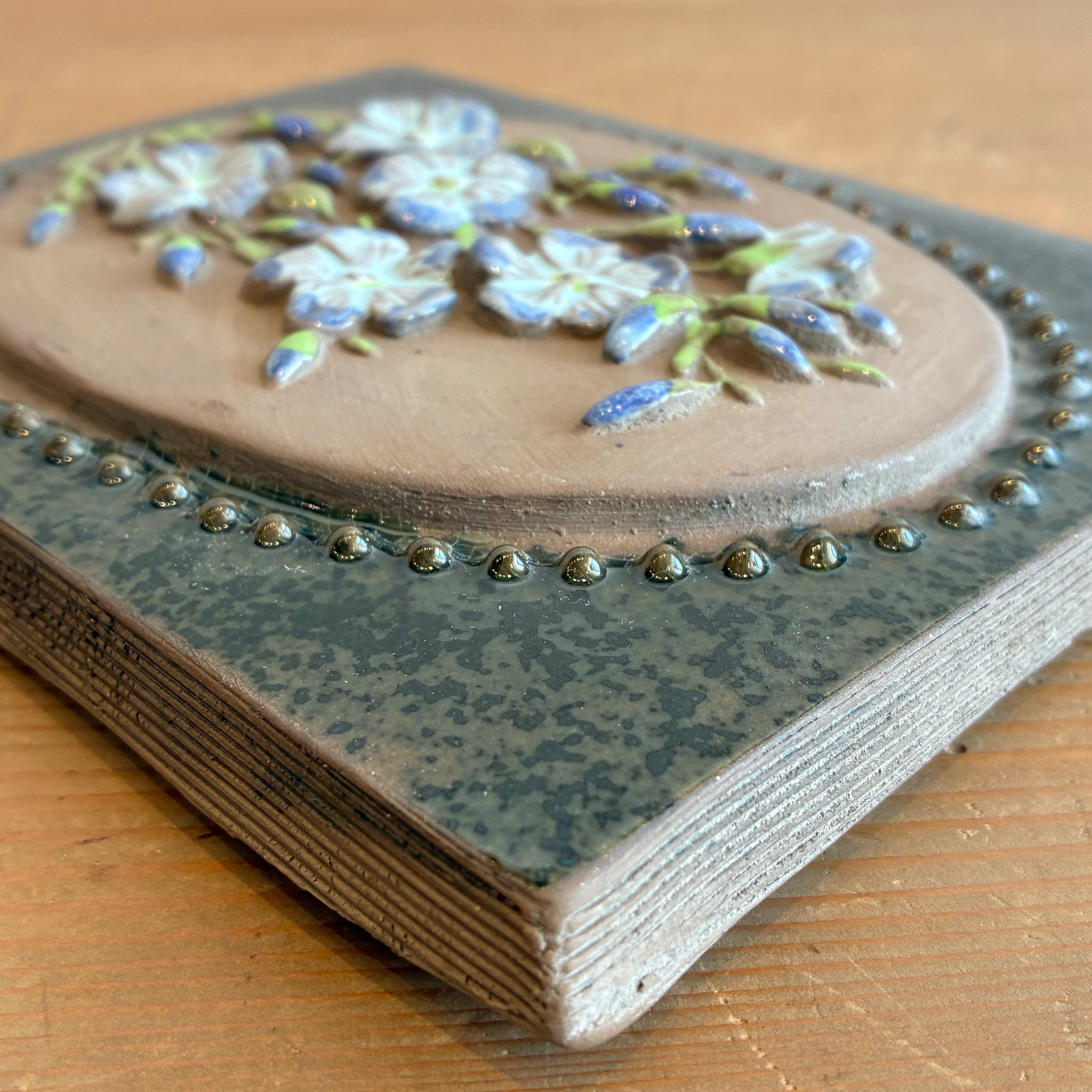 陶板アート 女性 大型 アンティーク ヤドリギの陶板・みどり縁 / Jie Gantofta ・ジィガントフタ | florantik