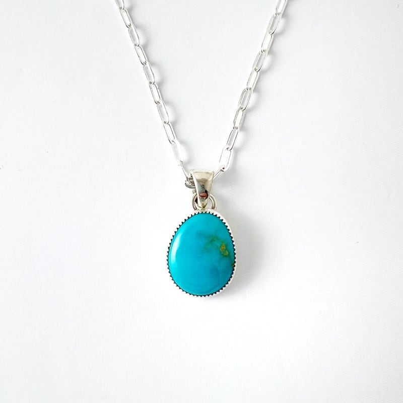 《Indian Jewelry 》ALICE JOHNSON作 キングマン ターコイズ ぷっくりドロップ型 ペンダント ネックレス (チェーン オプション)