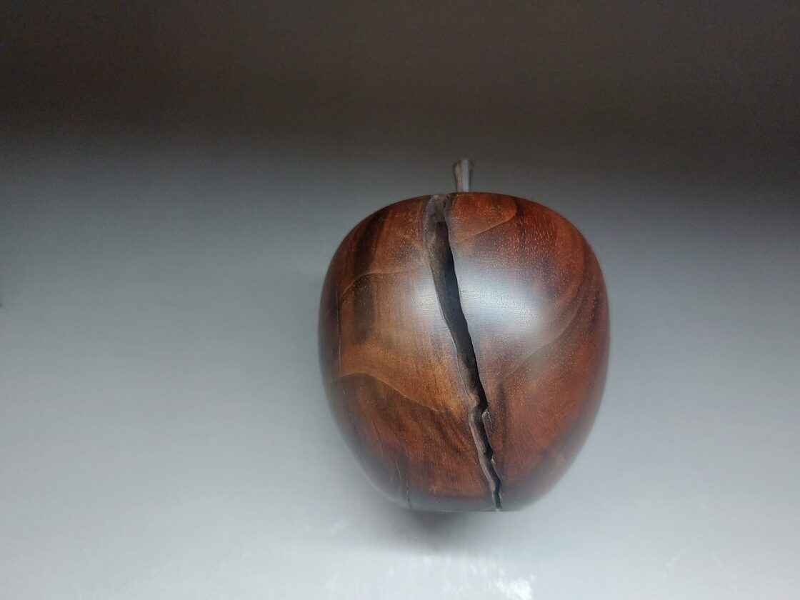 木彫りのリンゴ 彫刻 ウォールナット YamabikoWoodArt | PAY ID