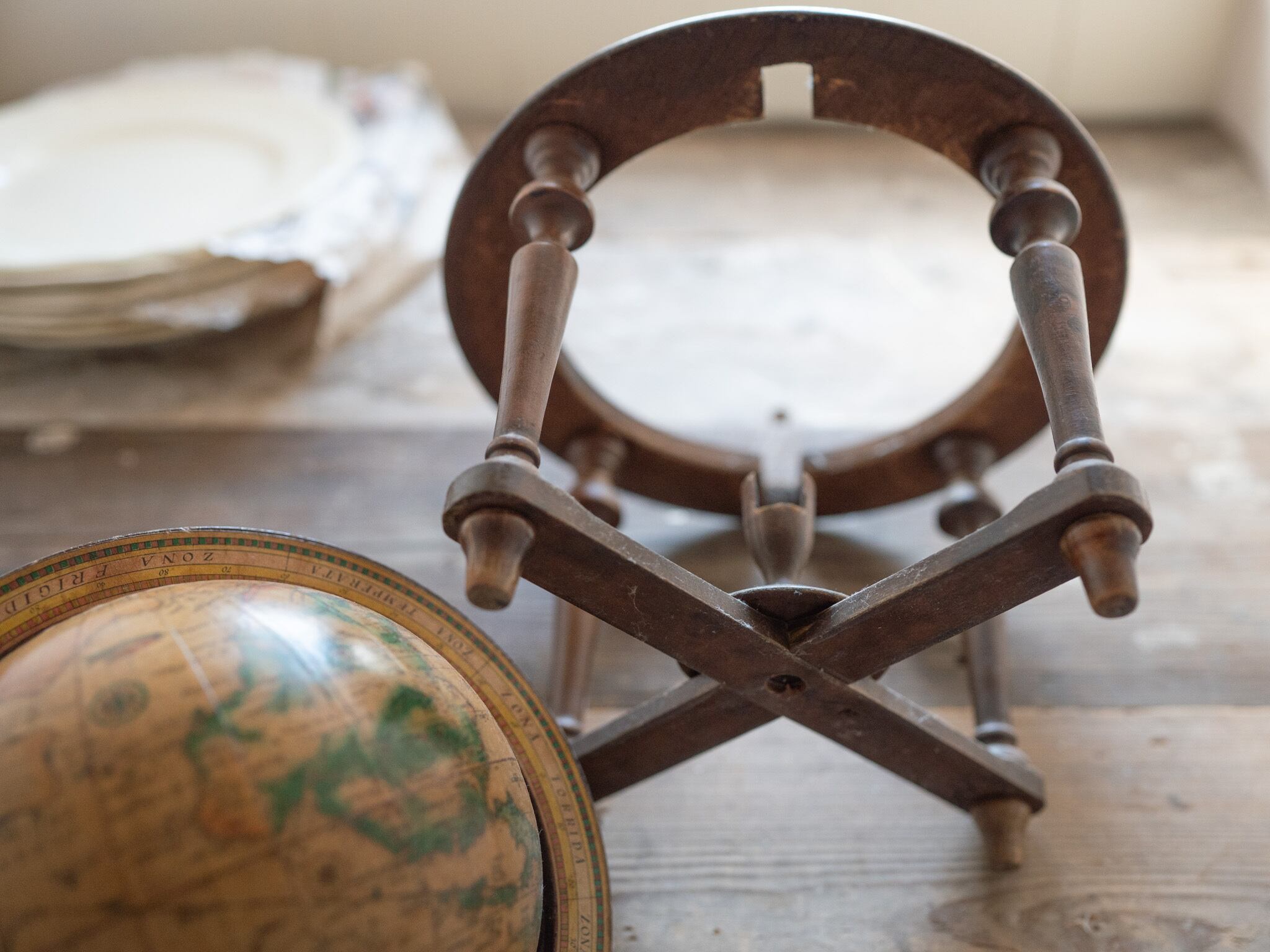 アンティーク 木製の地球儀