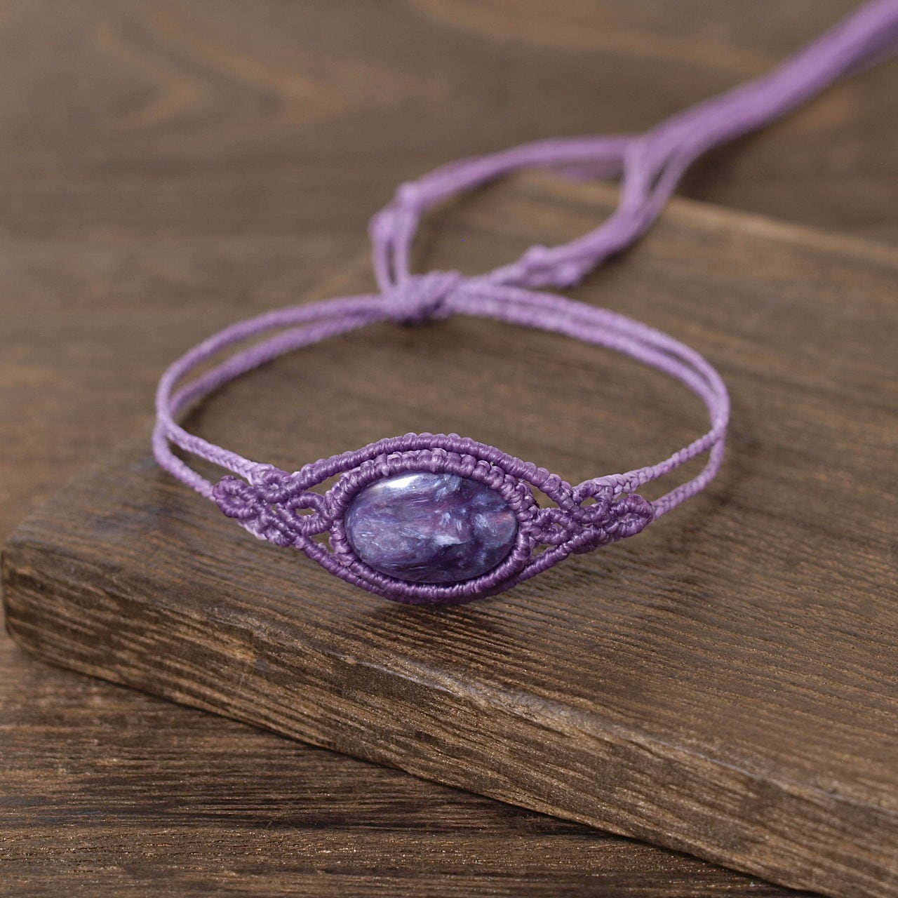 【一点物】チャロアイトのルースを包んだ2連アームのマクラメブレスレット