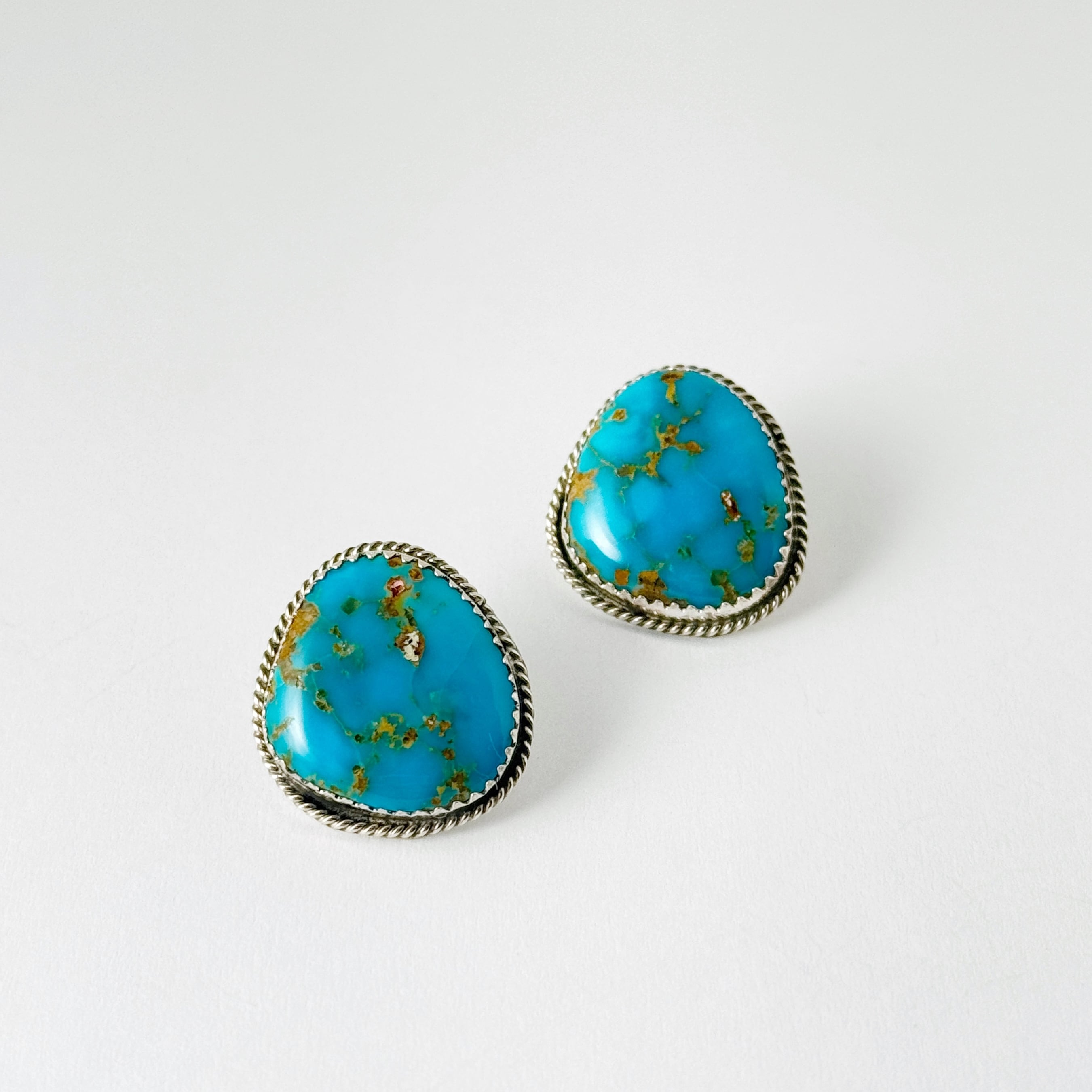 Indian Jewelry 》キングマン ターコイズ スタッドピアス | 【公式通販