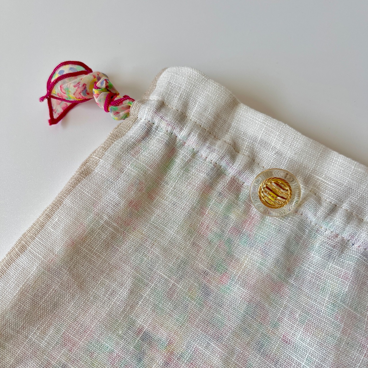 【ホワイト×ピンクスプラッター】リネン×ジョーゼット生地のリボン巾着・画像4