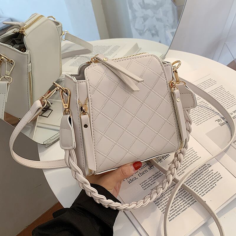 Lingge刺繍糸小さなバッグ女性バッグ2020人気の新しいトレンディなファッションワンショルダー脇の下バッグネット赤すべての一致メッセンジャーバッグ Tiancai_Wing_Bag5392616