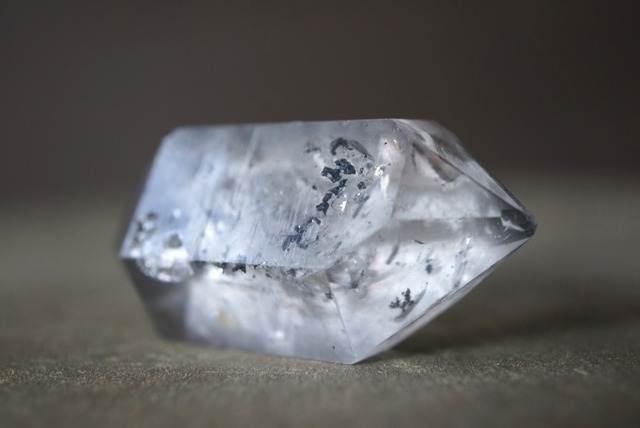 貴州省産ウォーターインクォーツ/グラファイト Double Terminated Quartz 1672