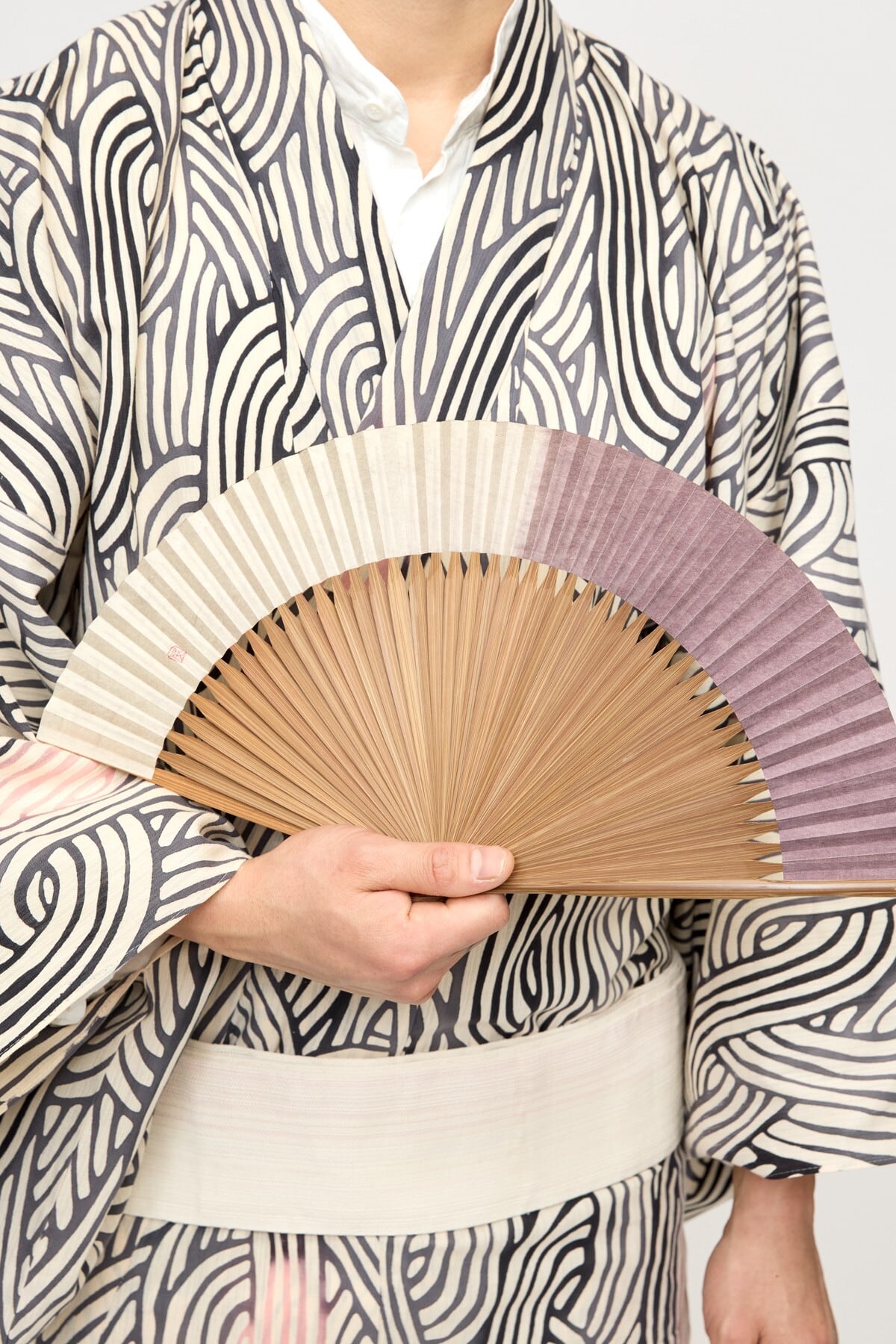 扇子 / 本美濃紙 草木染 / 45間 / 鉄媒染 / ワインの澱・蘇芳 | Y