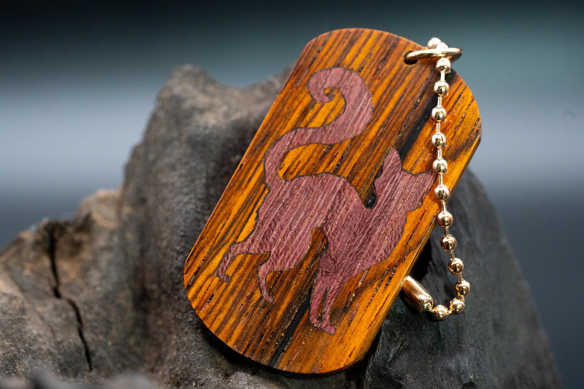 【 エスニックなローズウッド 】ココボロ ドッグタグ 象嵌 探る視線