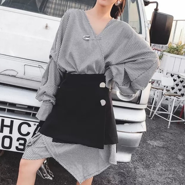 レディース セットアップ ロングシャツ シャツ 長袖 Vネック チェック柄 前開き スカート ショート丈 2点セット 上下セット ルーズ きれいめ 上品 おしゃれ お洒落 大人可愛い 大人女子 かっこいい 個性的 フェミニン セクシー クール エレガント モダン レトロ 主役級 存在感 こなれ感 抜け感 春 秋 20代 30代 40代 お出かけ デート 女子会 お泊まり 旅行 普段使い 韓国 オルチャン ファッション コーデ トレンド 流行 スタイル 脚長 美脚 インスタ映え XS S M 黒 ブラック