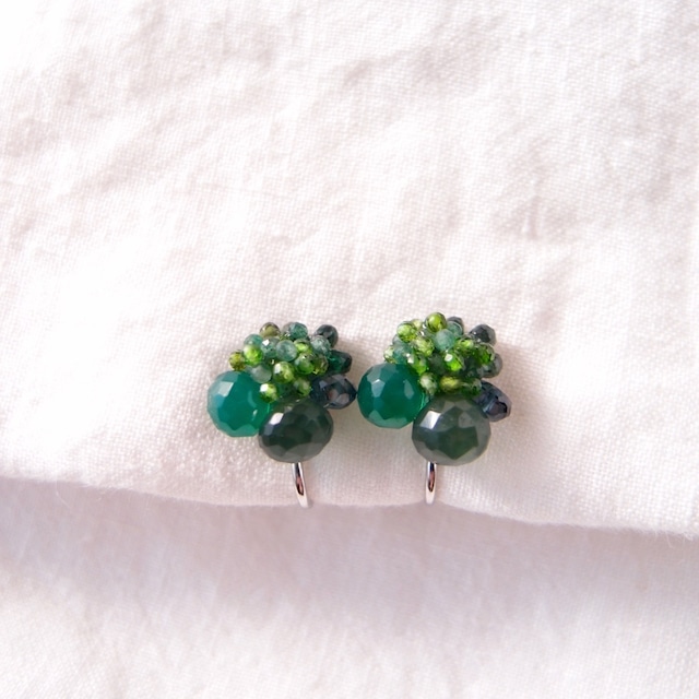 【天然石刺繍／イヤリング】 serpentine × chromediopside × london blue topaz