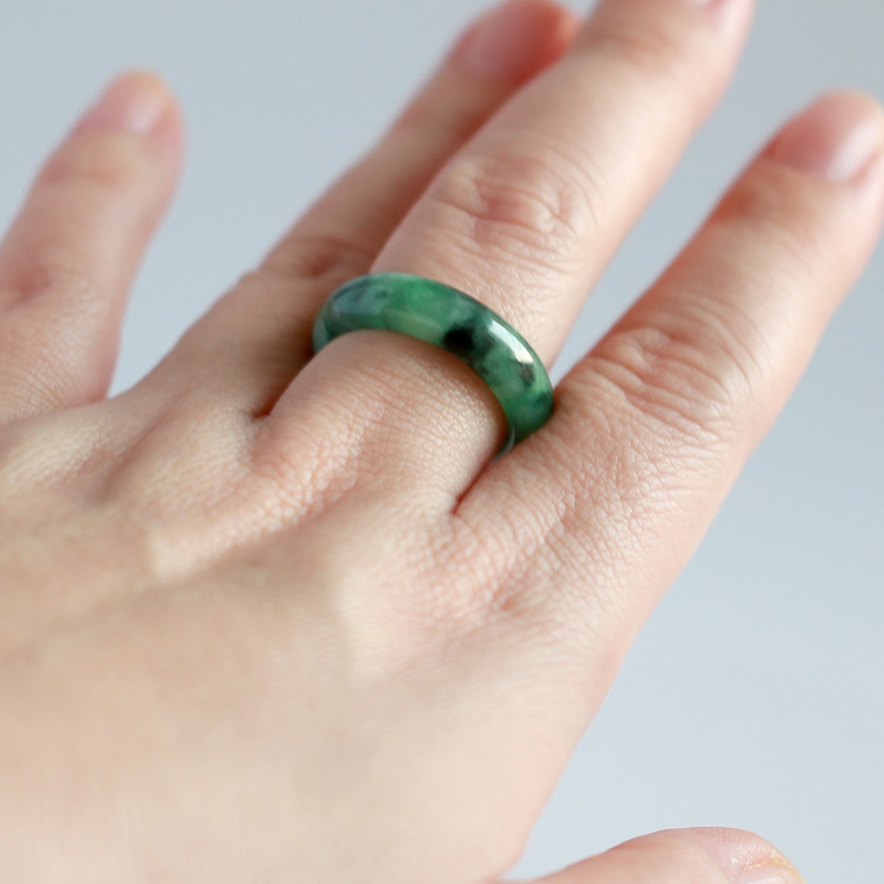 【16号】濃いグリーンが見せる表情が絶妙な天然翡翠リング くり抜き甲丸リング 緑マーブル模様 A貨翡翠 jd_rg1492
