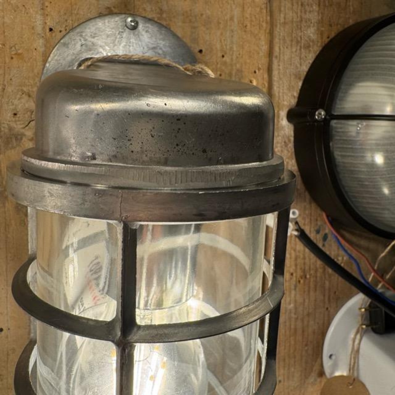 TOPANGA Lighting　レトロインダストリアルアイアンウォールランプ　クローム　アウトドア　壁付け　コンセント接続　玄関　ガーデン　ベランダ　テラス
