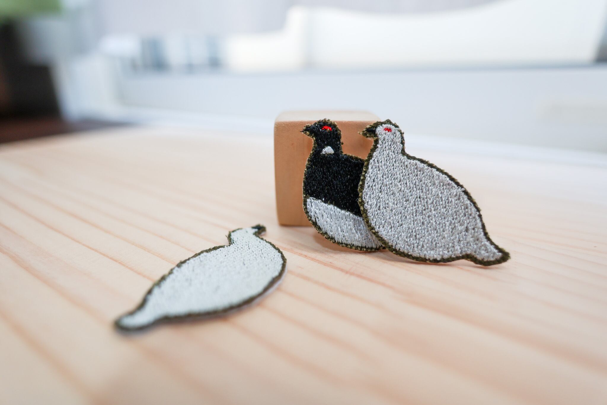 ライチョウのワッペン・ブローチ（親子セット） | 刺繍屋ふたば