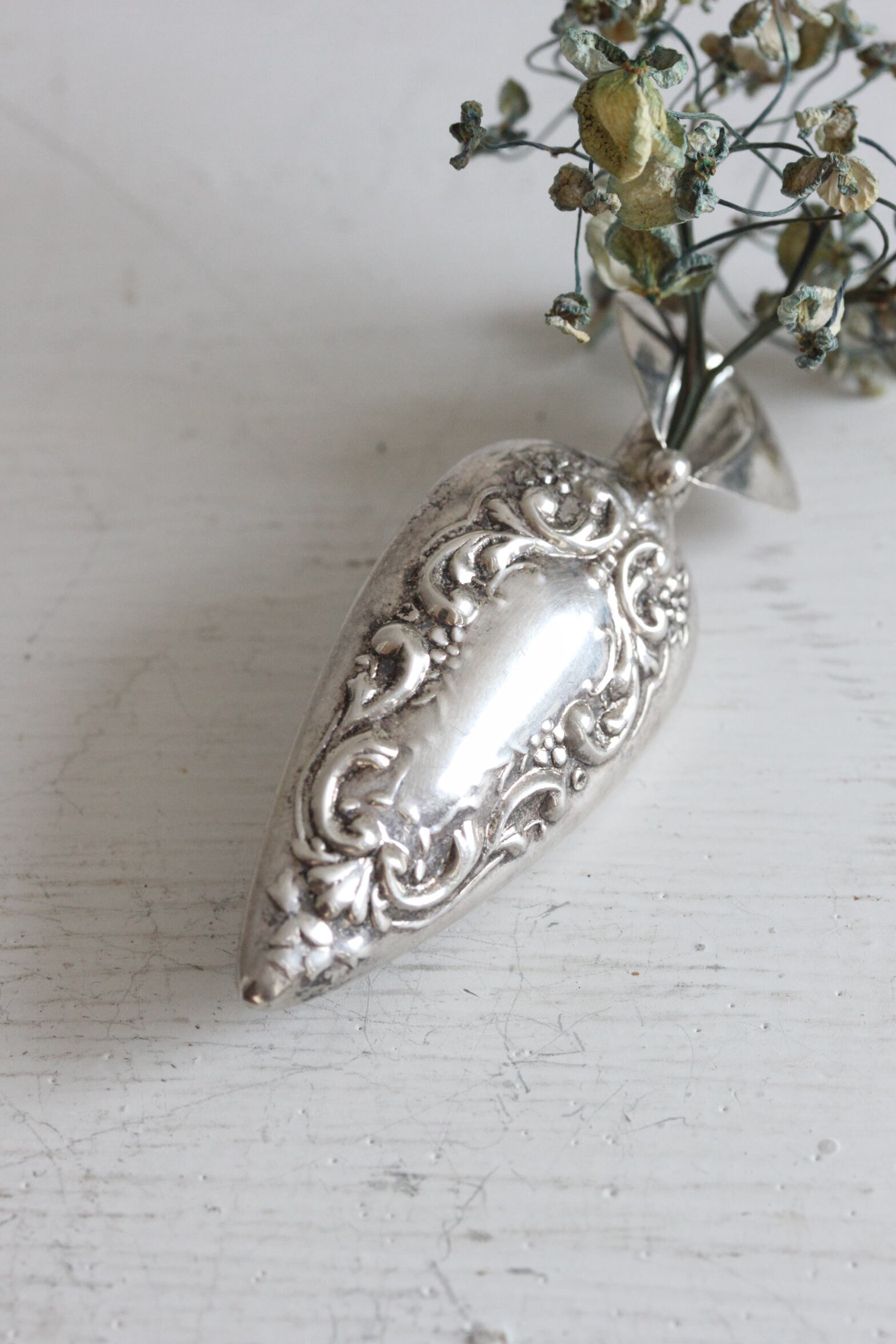 レア・ポジーホルダーブローチ