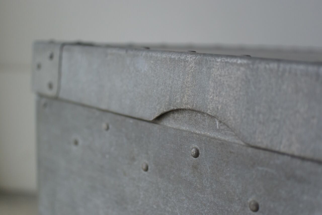 古道具/アルミリベットが美しい大きめコンテナ