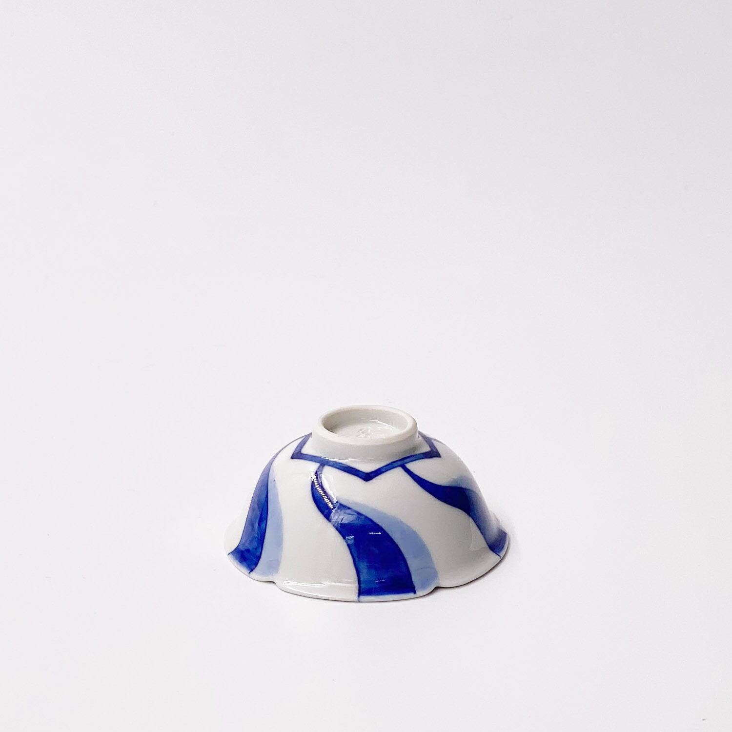 染付ネジ盃／Sake cup,blue and white twisted design | 真葛宮川香斎