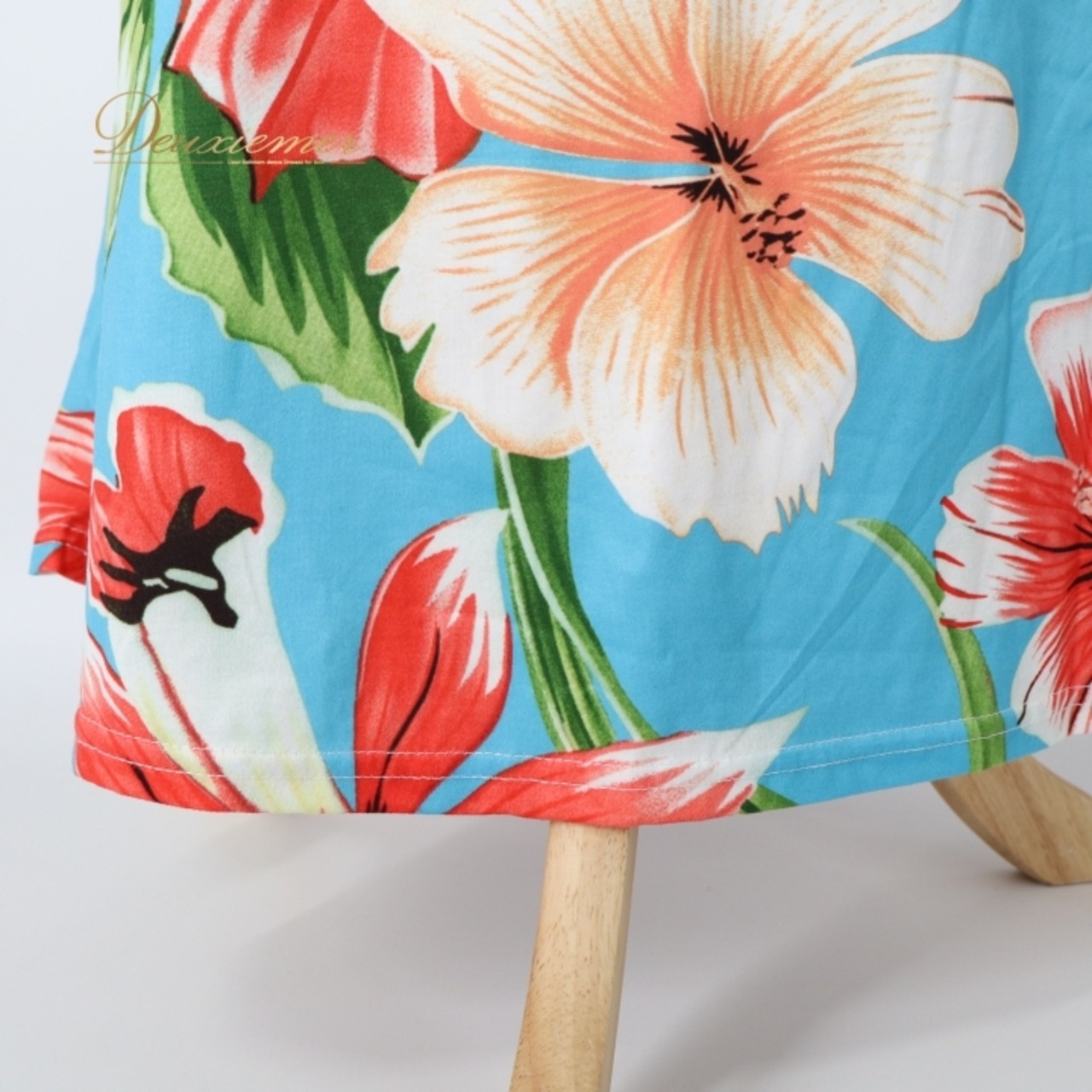 フラダンス 衣装 ワンピース ドレス ブルー系 ハイビスカス柄 ハワイアンプリント アロハ フラ ダンス レッスン 練習 フリル 水色 花柄 植物柄 華やか 鮮やか かわいい おしゃれ さわやか 上品 大人 大人っぽい レッド系 ホワイト系 グリーン系 オレンジ系 フラダンス用ドレス サマーウェア リゾートスタイル エレガント ドレスアップ 女性用 大人用 ロングドレス 軽やか 柄物 可愛いデザイン