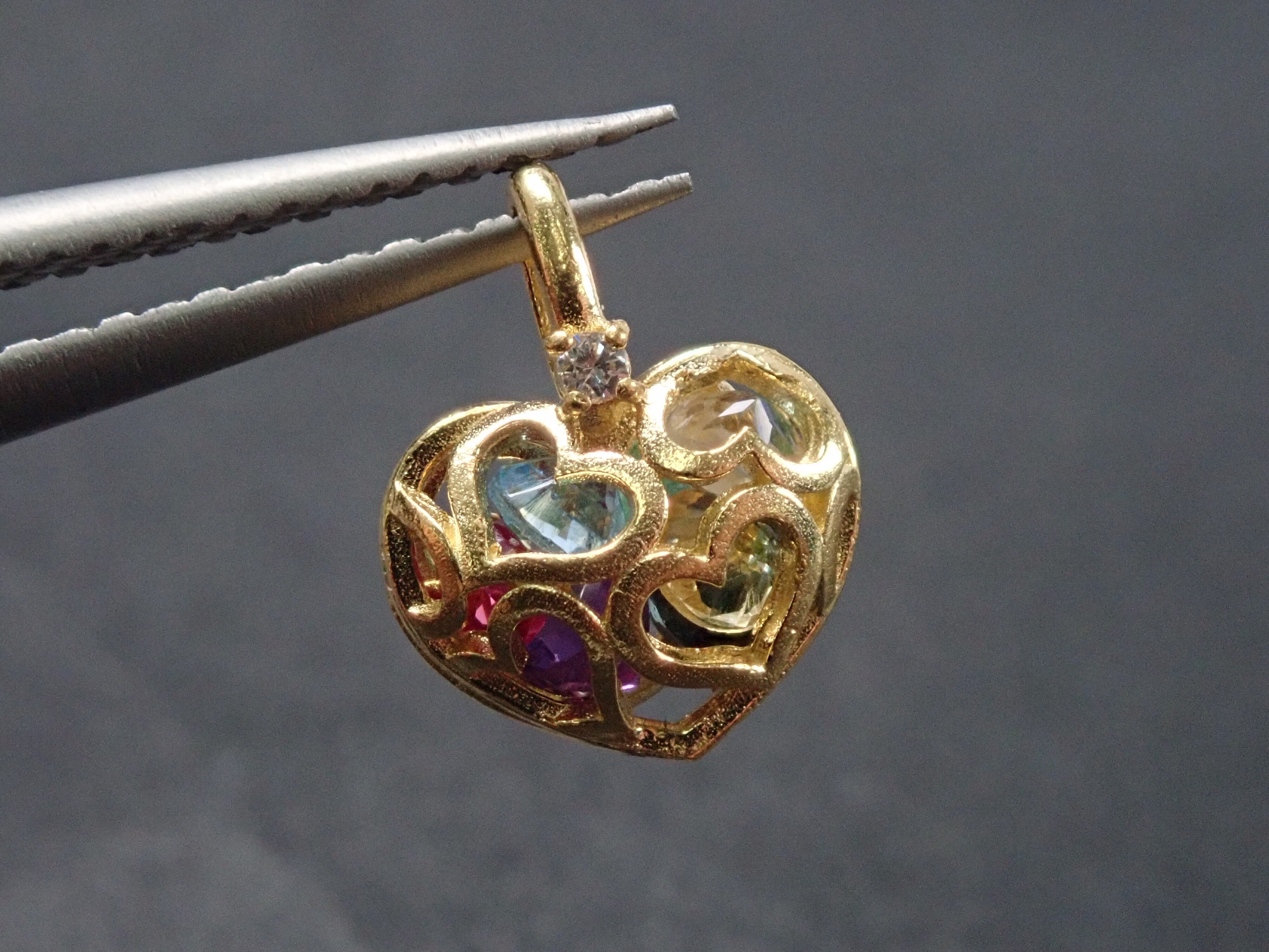 K18YG アミュレットペンダントトップ(エメラルド・ルビー・サファイア