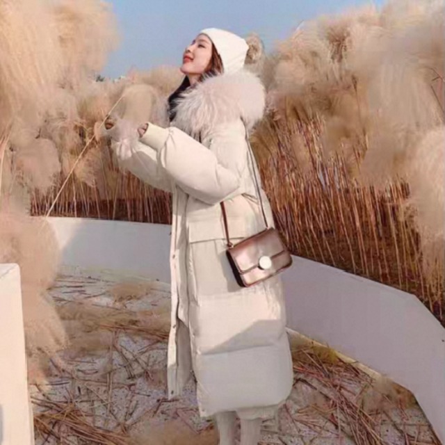 【送料無料】 ダウンジャケット 2色 厚手 ロングコート 羽織り ロング 長袖 フード付き フレア Aライン ファスナー ホワイト ブラック 大人カラー モノトーン 厚手生地 ファー ふわふわ 防寒 暖かい かわいい 大人可愛い 綺麗 シンプル カジュアル 大人 上品 おしゃれ お洒落 大人女子 こなれ感 コンサバ 定番アイテム 体型カバー 無地 冬 女性 レディース ママ 30代 40代 デート お出かけ 女子会 お呼ばれ お茶会 授業参観 休日 アウトドア 着回し 普段使い ファッション 垢抜け