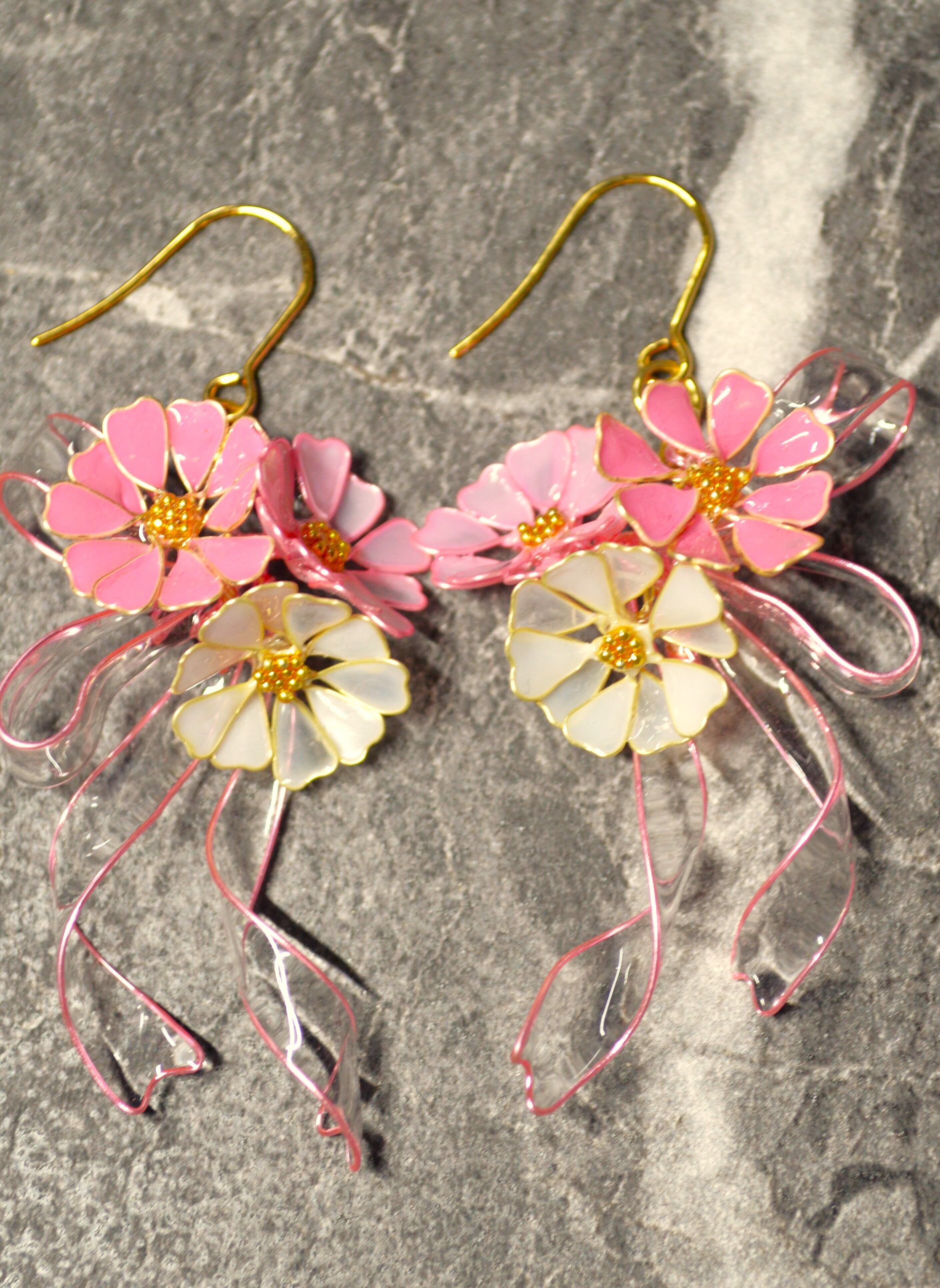 コスモスとリボンのピアス アメリカンフラワー ディップフラワー 透明