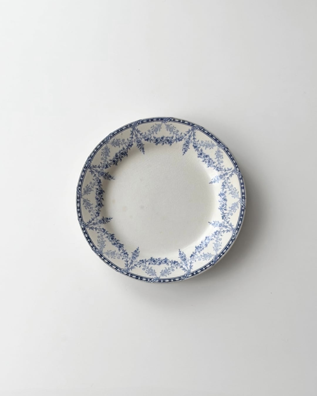Creil et Montereau クレイユモントロー / “MIGNON” リースの平皿プレート
