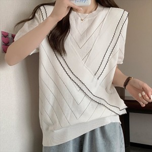 【送料無料】 トップス 2色 Tシャツ ブラウス 袖あり 半袖 Vネック プルオーバー ニット 薄手生地 かわいい 大人可愛い 大人女子 こなれ感 シンプル カジュアル 大人 上品 おしゃれ お洒落 ラフ コンサバ エレガント フェミニン ガーリー ストライプ柄 夏 20代 30代 40代 レディース 女性用 ママ ママ服 ママファッション デート お出かけ お茶会 女子会 休日 授業参観 着回し プチプライス カラバリ デイリーユース 普段使い 韓国 オルチャン ファッション 定番アイテム 着痩せ