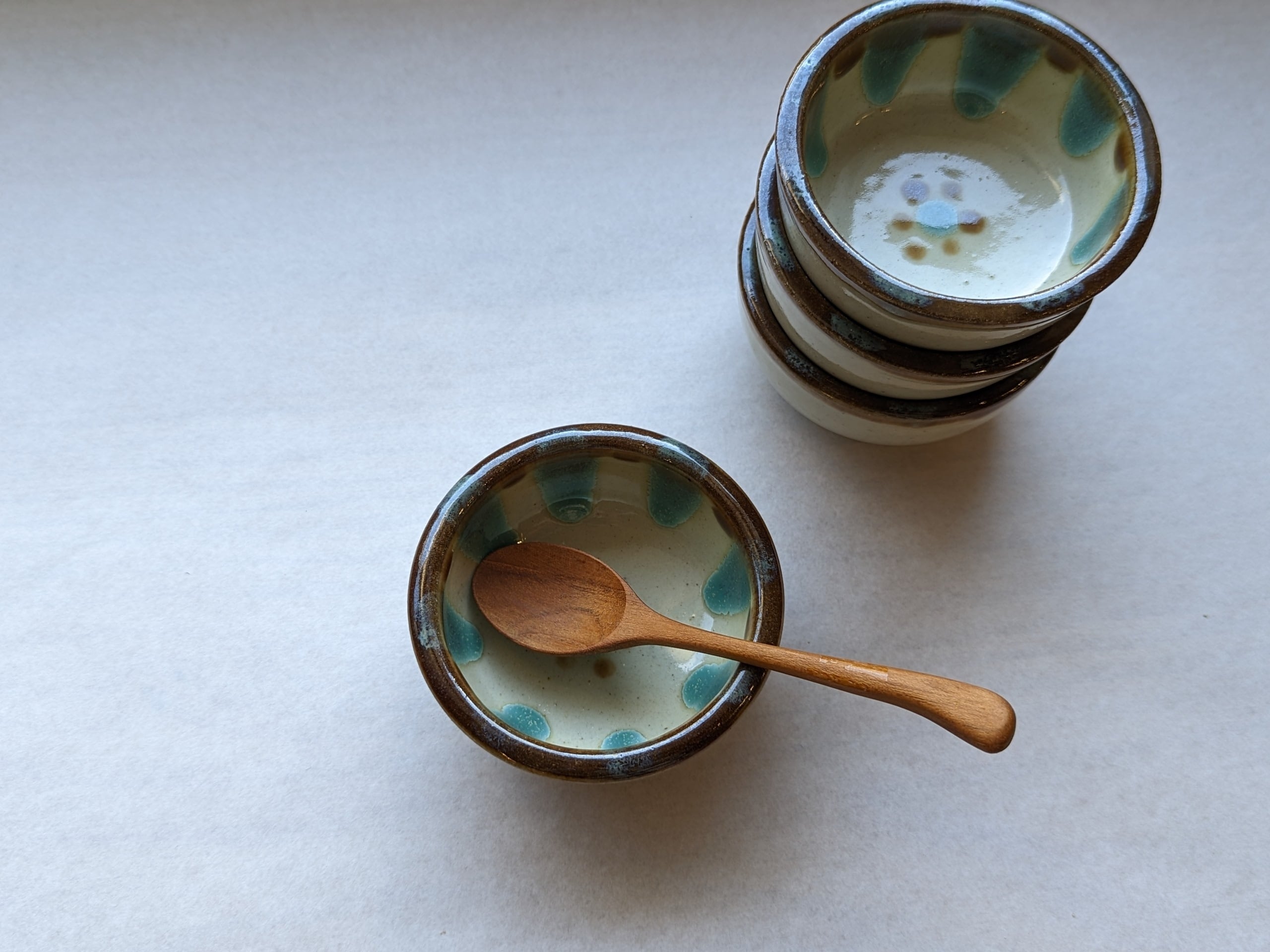 やちむん　饅頭鉢（チチチャン緑釉）　|　ノモ陶器製作所