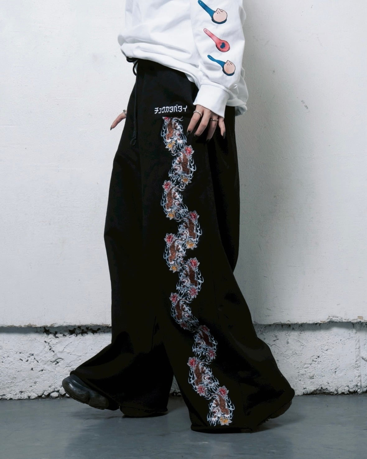 Tiger line sweat pants/Black | チュウカタベタイ