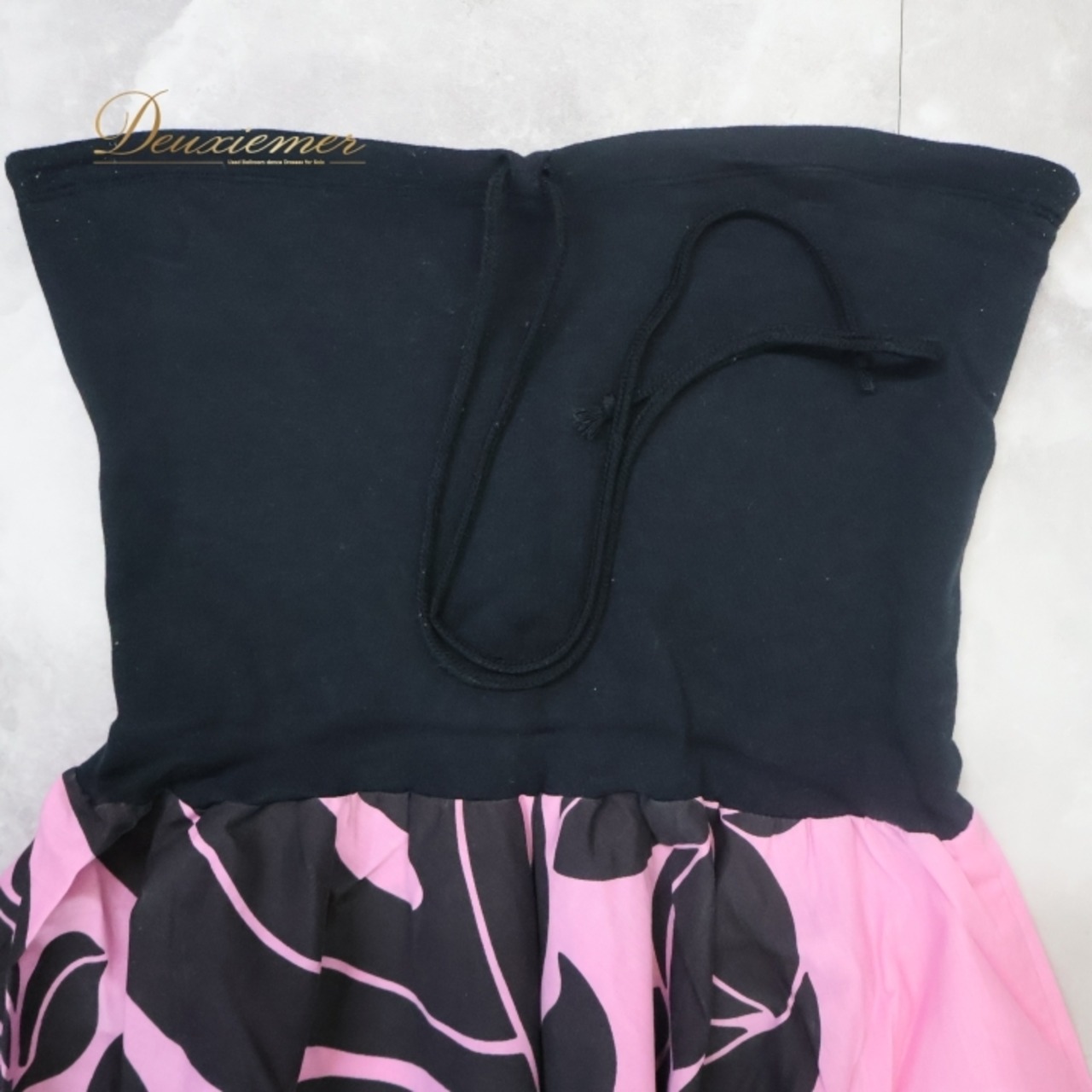 フラダンス 衣装 ワンピース ドレス ブラック系 ピンク系 ツーカラー チューブトップ プルメリア柄 モンステラ柄 かわいい 華やか 鮮やか 明るい 黒 ハワイアン アロハ ハワイアンプリント フラ ダンス レッスン 練習 おしゃれ ドレスアップ エレガント